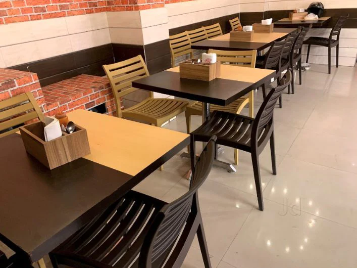 Cafe The Den