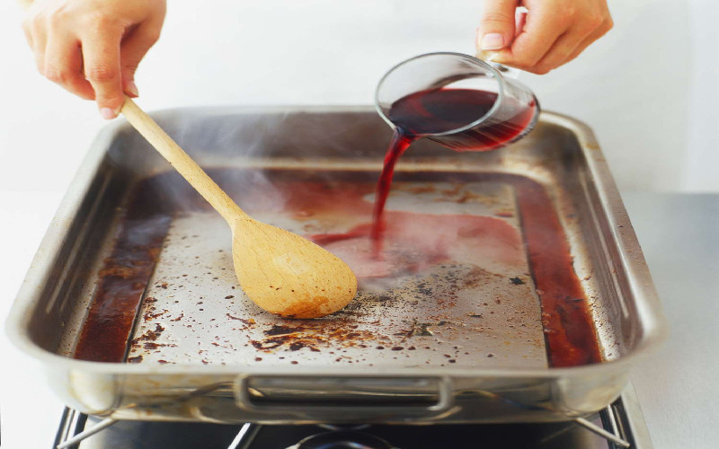 deglaze-pans-for-sauces