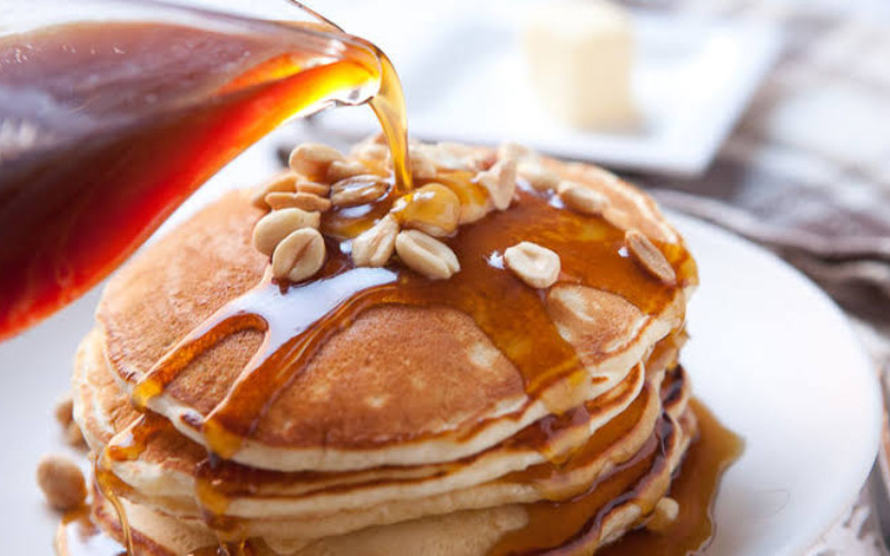 pancakes-with-maple-syrup