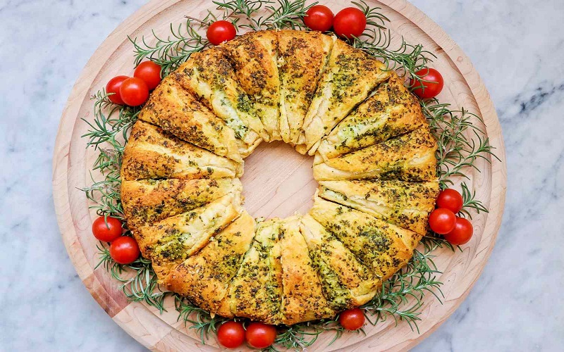 cheesy-pesto-roll-wreath