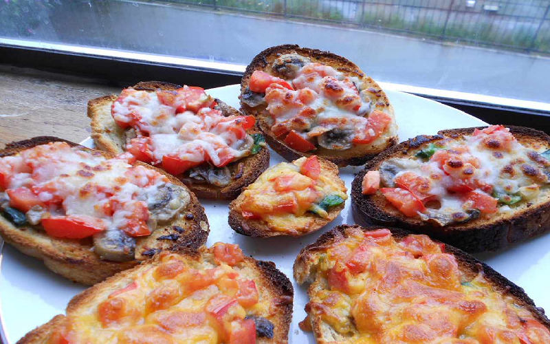 mushroom-and-tomato-bruschetta