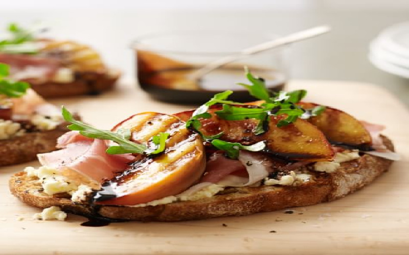 peach-and-prosciutto-bruschetta