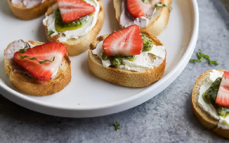 pesto-and-strawberry-crostini