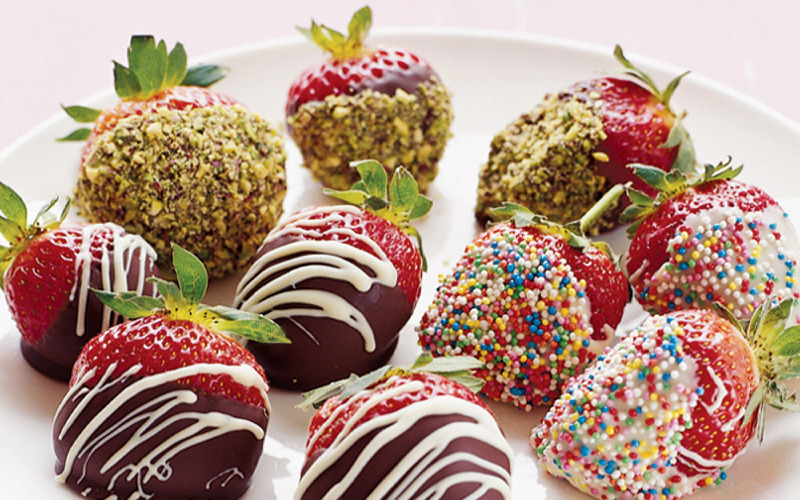 chocolatecovered-strawberries-with-pistachios