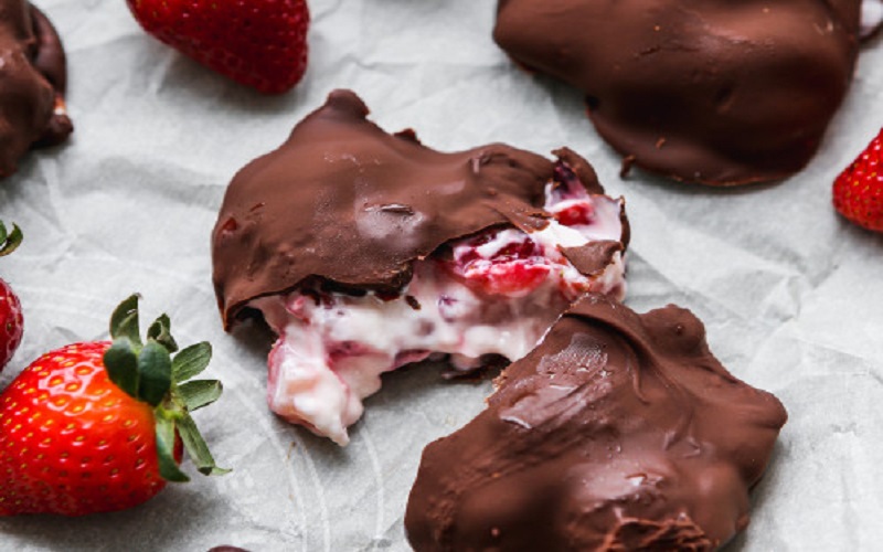 chocolatecovered-strawberry-yogurt-clusters-recipe