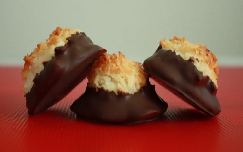 chocolatedipped-coconut-macaroons