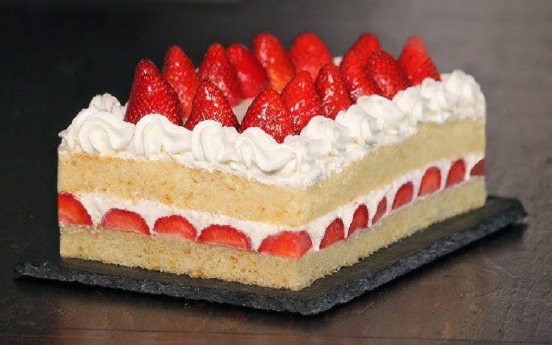 eggless-strawberry-sponge-cake-recipe