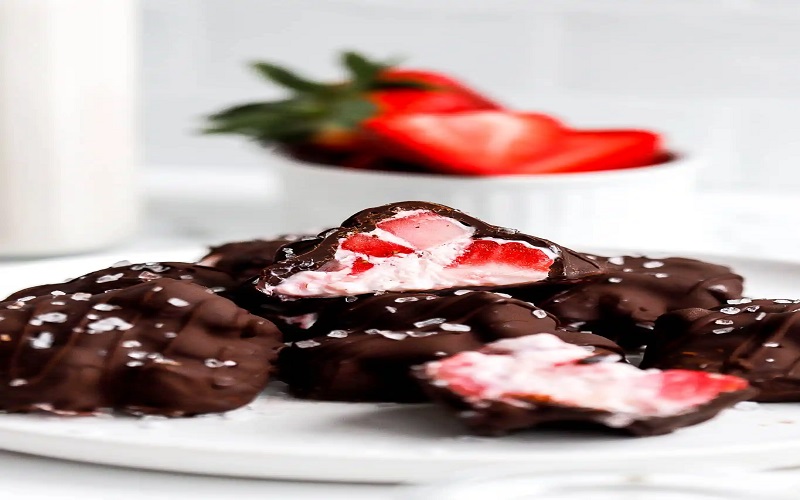 strawberry-and-chocolate-yogurt-pots