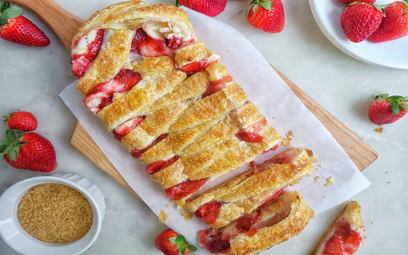 strawberry-cream-cheese-strudel