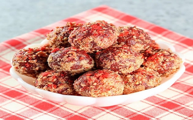 strawberry-energy-bites