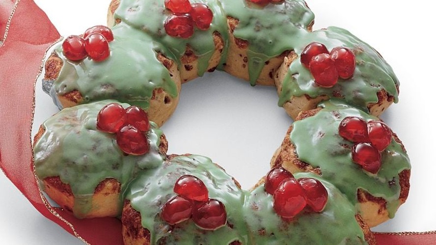 cinnamon-roll-wreath