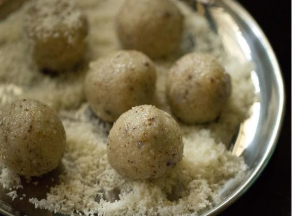Coconut-laddoo-with-mawa