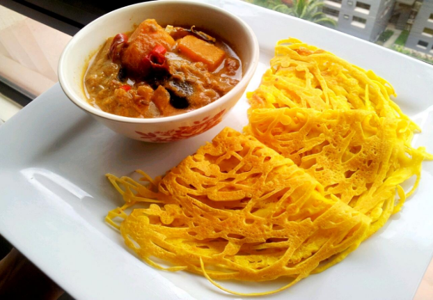 Malacca-curry-with-roti-jala