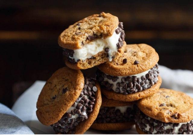 Raw-Mint-Chocolate-Ice-Cream-Sandwiches